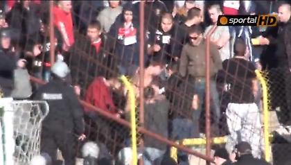 Έγδυσαν οπαδό των αντιπάλων (video)