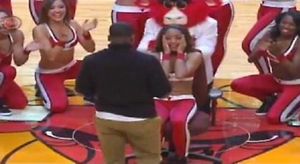 Η μασκότ έφερε… πρόταση γάμου (video)