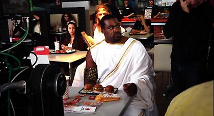 Ο «Σόφο» διαφημίζει χάμπουργκερ