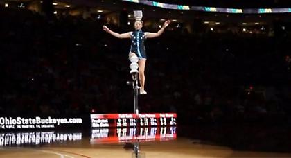 Απίθανα ακροβατικά σε αγώνα μπάσκετ (Video)