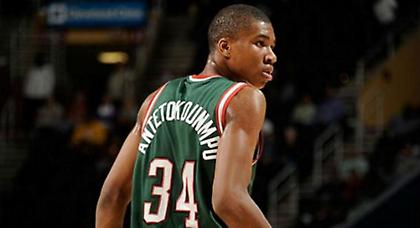 Η προσπάθεια του Ολυμπιακού να πάρει τον Αντετοκούνμπο....