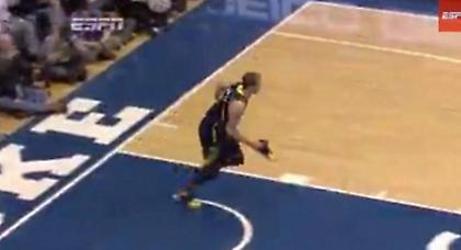 Παίκτης πέταξε το παπούτσι του στην εξέδρα (Video)