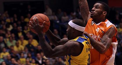 Νίκη με… ολίγον «Σόφο» για Μακάμπι