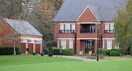 Πουλάει το «παλάτι» του ο Μπέιλ (pics)