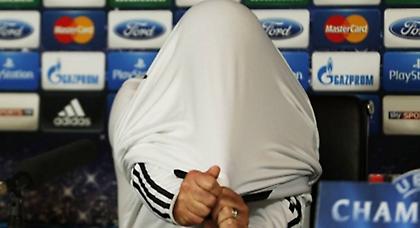 Γδύθηκε για τον… μεταφραστή ο Μουρίνιο! (video)