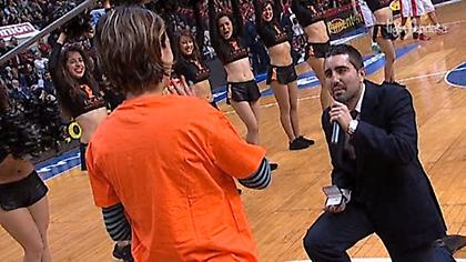 Πρόταση γάμου στην ACB (video)