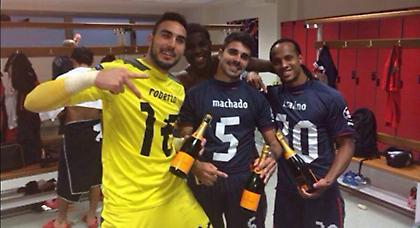 Το «ερυθρόλευκο» γλέντι στ’ αποδυτήρια