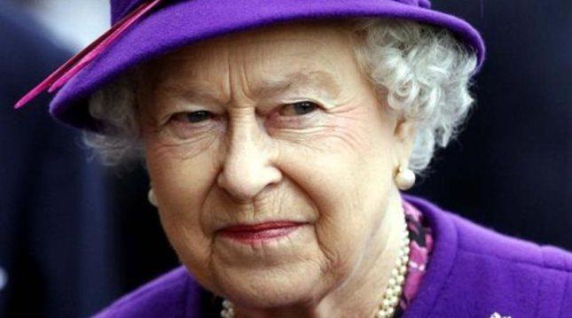 Βρετανία: Έξαλλη η βασίλισσα Ελισάβετ με φρουρούς που της έκλεβαν... φιστίκια