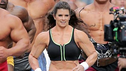 Η Ντάνικα έκανε… μπράτσα