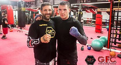 Προβάρει τα χακί