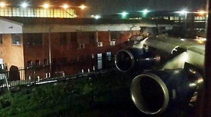 Αεροσκάφος προσέκρουσε σε κτίριο του αεροδρομίου στο Γιοχάνεσμπουργκ