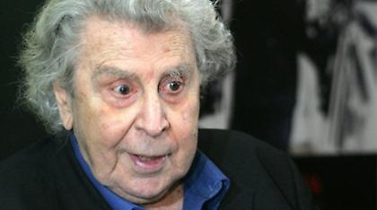 Στο νοσοκομείο ο Μίκης Θεοδωράκης