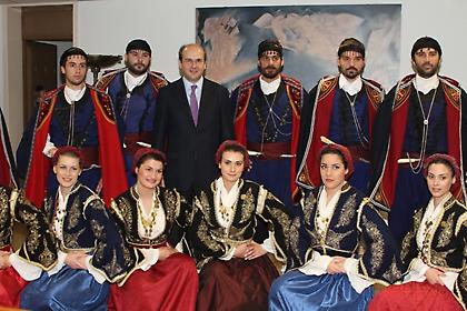 Μαντινάδες με νόημα στον Υπουργό Ανάπτυξης και Ανταγωνιστικότητας