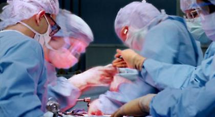 Χειρουργός κατηγορείται πως υπέγραψε στο συκώτι ασθενή