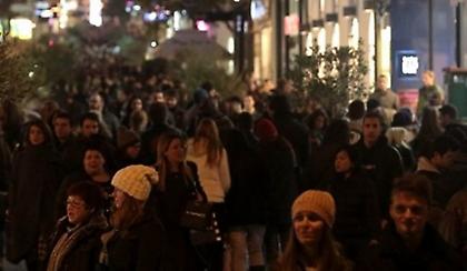 Μέχρι τις 23:00 ανοιχτά αύριο τα καταστήματα