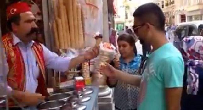 Ο παγωτατζής που… τρολάρει τον κόσμο! (video)