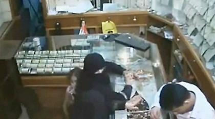 Βίντεο: Εξάχρονη «ξαφρίζει» εισπράξεις 150.000 δολαρίων από κοσμηματοπωλείο