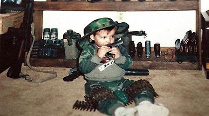 Φωτογραφία-σοκ: Ο μακελάρης του Κονέκτικατ βρέφος τριγυρισμένο από όπλα και σφαίρες