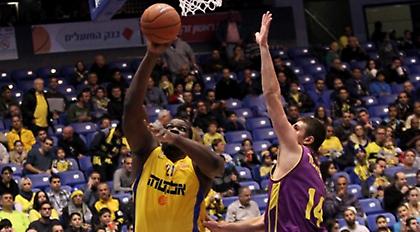 Δύσκολη νίκη για Μακάμπι