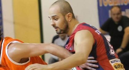 Τα βρήκε και με Κατσαρέ, Αγγελακόπουλο