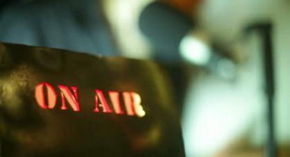 Ραδιοφωνικός εκφωνητής τα «παίρνει» στον αέρα!