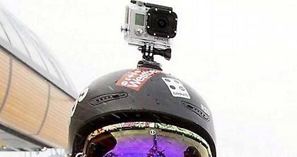 Εξετάζουν την κάμερα που φορούσε στο κράνος του ο Σουμάχερ