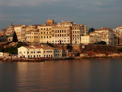 Τρεις εταιρίες «πετούν» προς Κέρκυρα