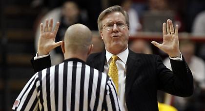 Προπονητής κινήθηκε απειλητικά προς τους διαιτητές (Video)