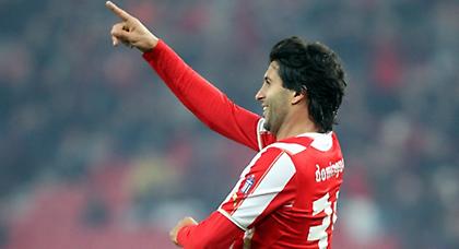 Την χαϊδεύει και την βάζει