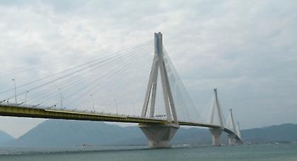 Απειλούσε ότι θα πέσει από τη γέφυρα Ρίου-Αντιρρίου!