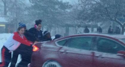 Μπασκετμπολίστριες σπρώχνουν αμάξια στο χιόνι