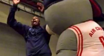 H μασκότ που τρομάζει τους NBAers