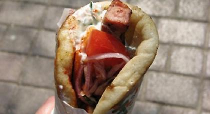 Μόνο μπαρ και… σουβλατζίδικα άνοιξαν