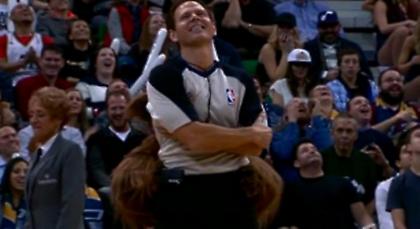 Ο χόρος του διαιτητή με τη μασκότ των Τζαζ