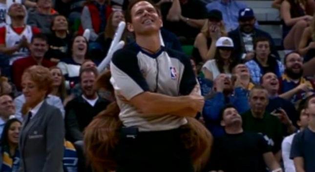 Ο χόρος του διαιτητή με τη μασκότ των Τζαζ