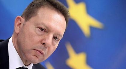 Στις Βρυξέλλες θα μεταφερθεί η κόντρα Στουρνάρα- τρόικας