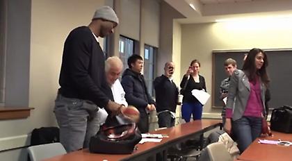 Ο Κόμπι στα θρανία (video)