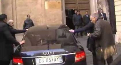 Πέταξαν αυγά στον Μπερλουσκόνι