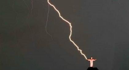 Κεραυνός χτύπησε το δάχτυλο του Ιησού