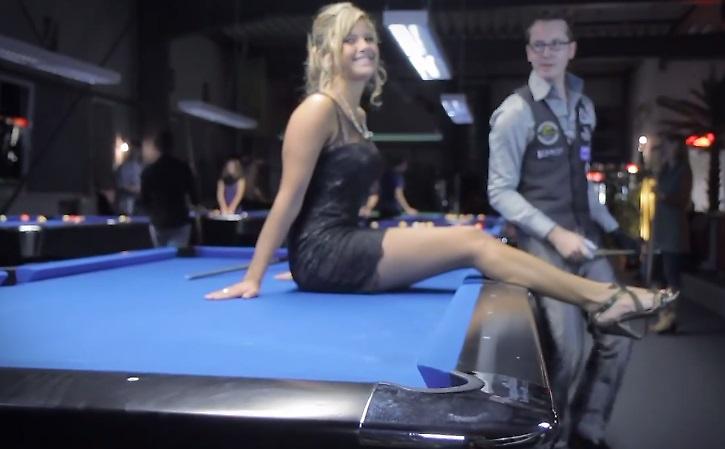 Ούτε μια γυναίκα πάνω στο τραπέζι δεν τον εμποδίζει να κάνει κόλπα στο μπιλιάρδο