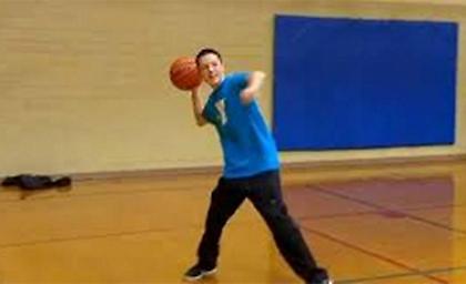 Ο πιτσιρικάς που τα βάζει από το… σπίτι του (Video)