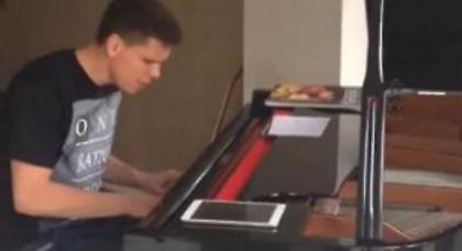 Ο πιανίστας Σέζνι (video)