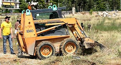 Μπήκε η πρώτη μπουλντόζα…