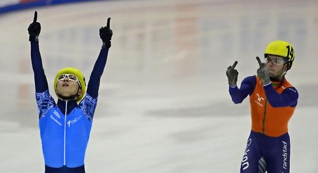 Νευριασμένος αθλητής κάνει άσεμνες χειρονομίες…