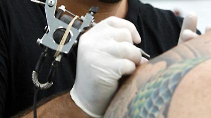 Μπέιμπι σίτερ έκανε τατουάζ στα παιδιά που πρόσεχε