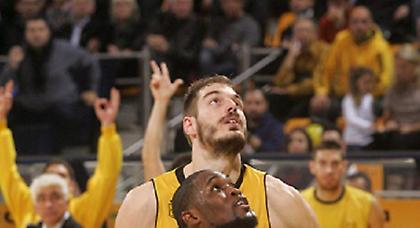 Ένας μέσα, δύο έξω