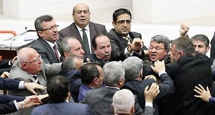 Τουρκία: Πιάστηκαν στα χέρια οι βουλευτές