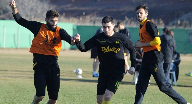 Βάζει τους νέους, περιμένει Παπαστεριανό