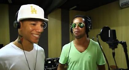 Το’ ριξε στο τραγούδι ο Ροναλντίνιο (video)