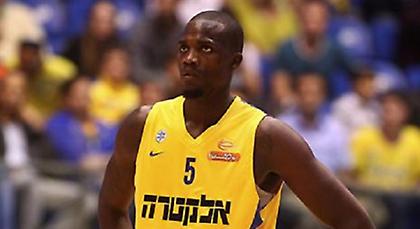 Σοκ με Τζέιμς για Μακάμπι